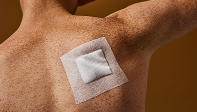 En person som har ett st&ouml;rre pl&aring;ster p&aring; sin skuldra.