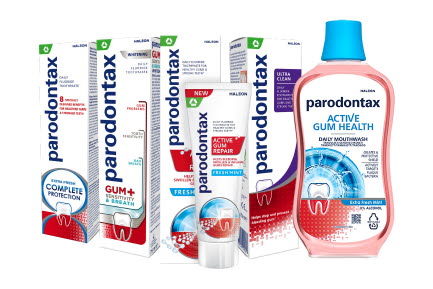 	En samling Parodontax-produkter f&ouml;r munv&aring;rd, inklusive flera f&ouml;rpackningar med tandkr&auml;m i olika varianter och en flaska munsk&ouml;lj med rosa v&auml;tska, mot en vit bakgrund.
