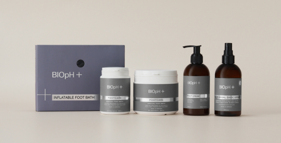 Produkter fr&aring;n BiopH+ uppradade mot en ljus bakgrund.