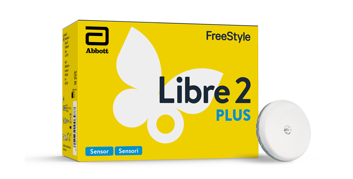 F&ouml;rpackning av FreeStyle Libre 2 Plus med glukossensor bredvid.