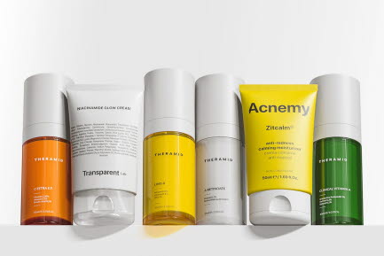 	Fem hudv&aring;rdsprodukter fr&aring;n varum&auml;rkena Theramid och Acnemy, placerade p&aring; en vit yta. F&ouml;rpackningarna har olika f&auml;rger, inklusive orange, vit, gul och gr&ouml;n.