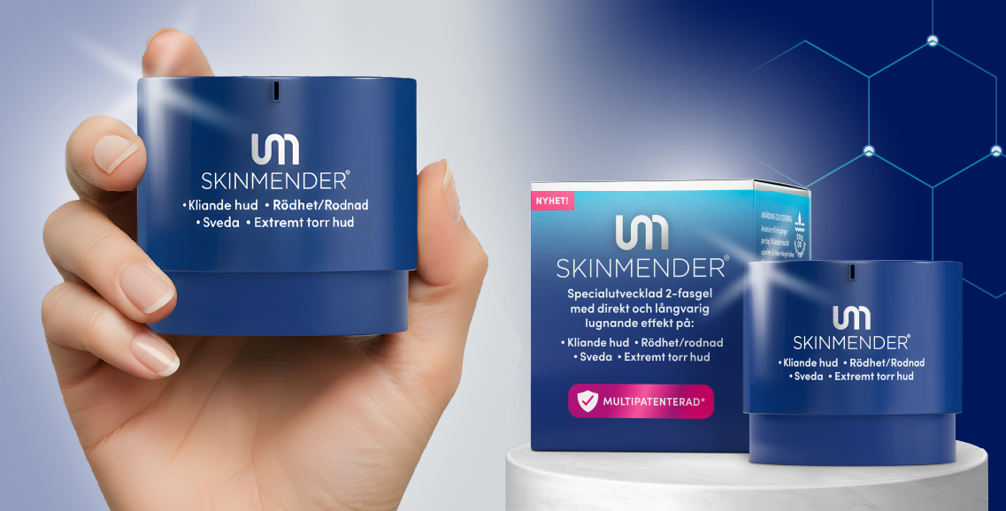 Hand som h&aring;ller en bl&aring; burk Skinmender. P&aring; f&ouml;rpackningen st&aring;r bland annat &lsquo;Kliande hud, Rodhet/rodnad, Sveda, Extremt torr hud&rsquo; och en etikett &lsquo;Multipatenterad&rsquo;